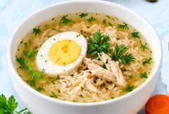 Куриный бульон с яйцом и рисом